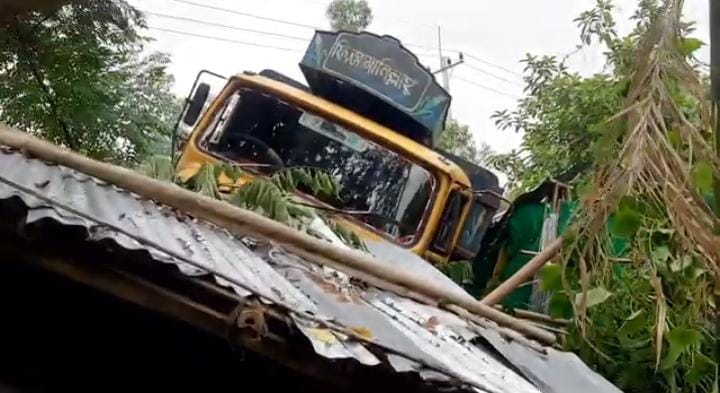 নীলফামারীতে ট্রাকচাপায় একই পরিবারের তিনজনসহ নিহত ৪